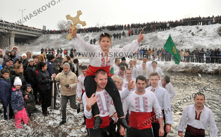 Мъжко хоро на Богоявление в  Харманли, 9-годишен скача в ледената вода за кръста
