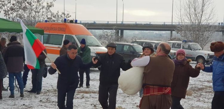Стар български обичай „Мъжки водици“ изпълниха миряните от църквата „Св. Георги“ в Кърджали