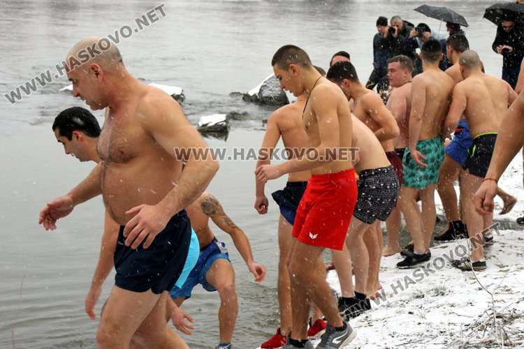 За 3-та поредна година Янислав извади кръста на Богоявление в Димитровград