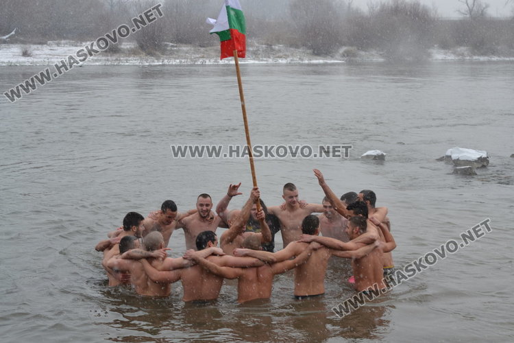 За 3-та поредна година Янислав извади кръста на Богоявление в Димитровград