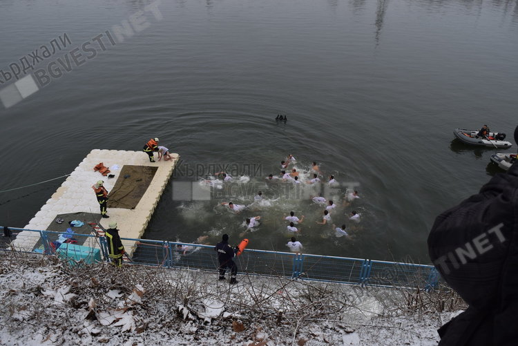 Два кръста на Йордановден в Кърджали, дядо Николай освети знамето на десантчиците
