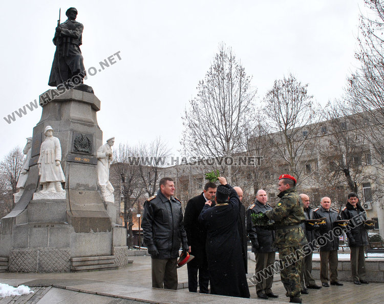 Хасково почете Ботев, осветиха бойните знамена на армията