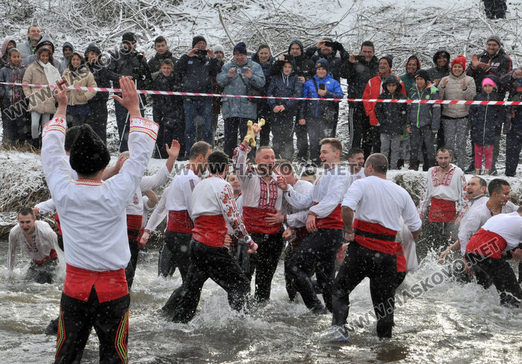 Мъжко хоро на Богоявление в  Харманли, 9-годишен скача в ледената вода за кръста
