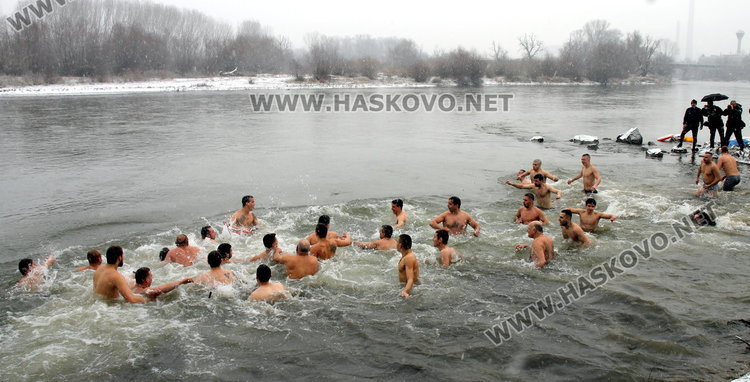 За 3-та поредна година Янислав извади кръста на Богоявление в Димитровград