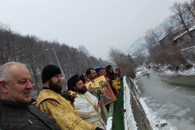 Студът не спря смолянчани, на няколко места в града младите мъже се бориха за разпятието