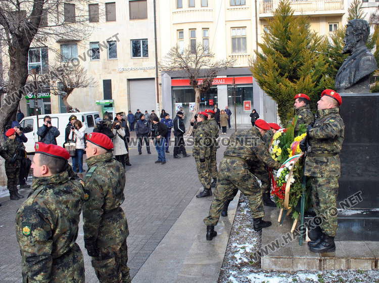 Хасково почете Ботев, осветиха бойните знамена на армията