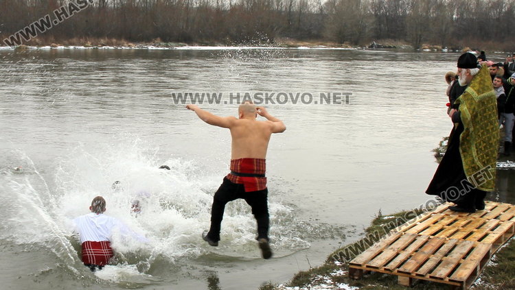 23-годишен баща на три деца извади кръста в квартал Черноконево – обновена