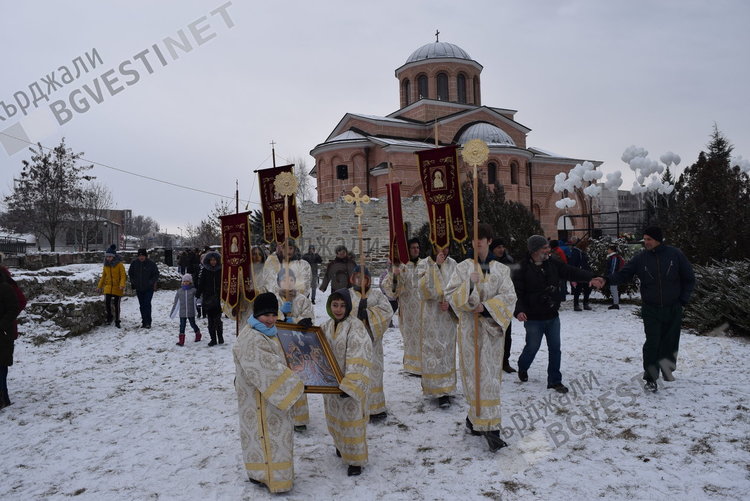 Два кръста на Йордановден в Кърджали, дядо Николай освети знамето на десантчиците