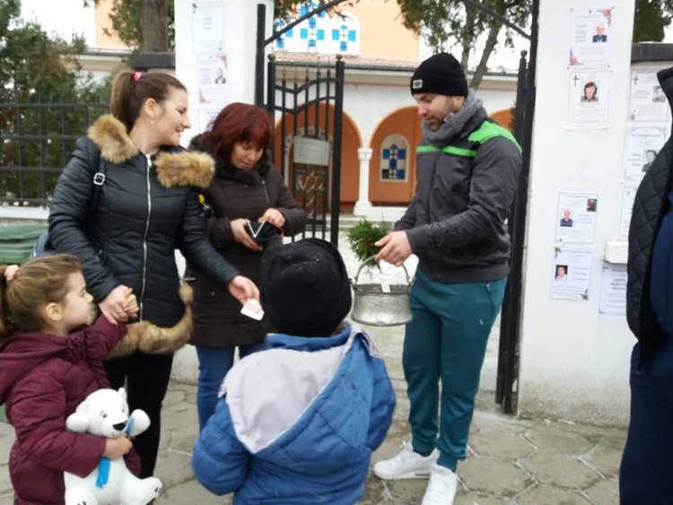 "Спасителт" на кръста Стефан Ангелов ръси за здраве