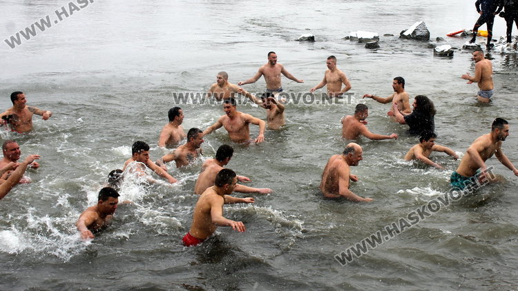 За 3-та поредна година Янислав извади кръста на Богоявление в Димитровград