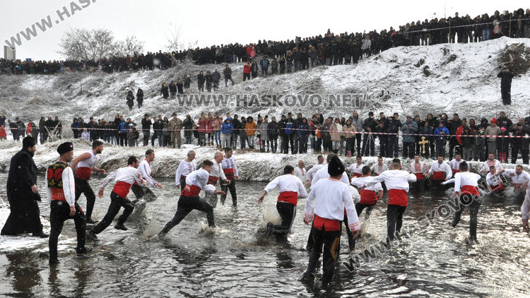 Мъжко хоро на Богоявление в  Харманли, 9-годишен скача в ледената вода за кръста