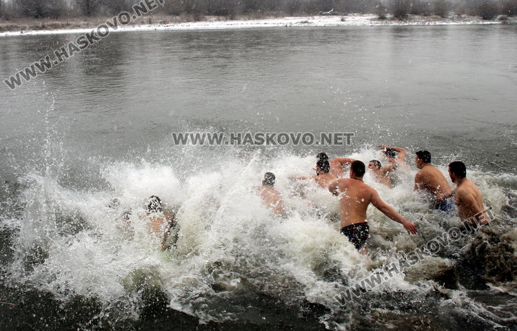 За 3-та поредна година Янислав извади кръста на Богоявление в Димитровград