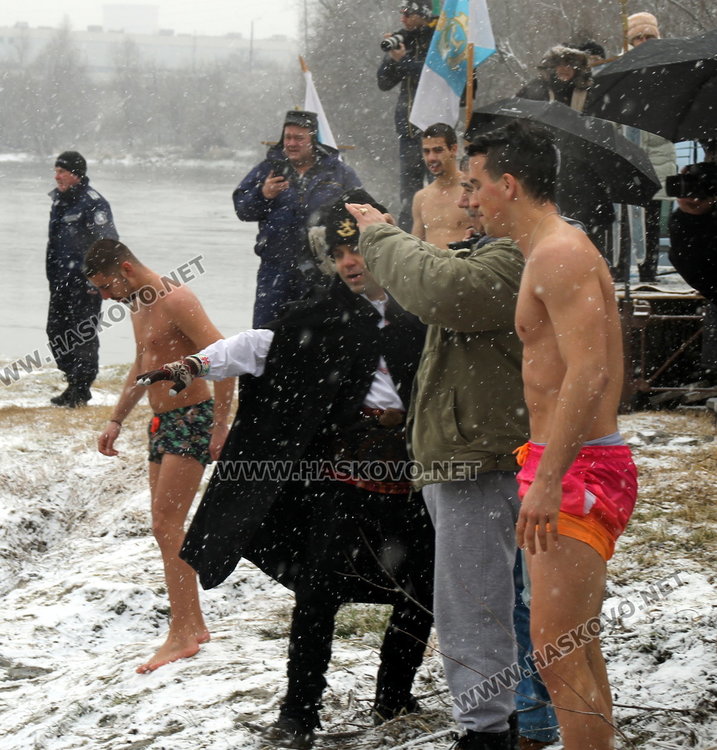 За 3-та поредна година Янислав извади кръста на Богоявление в Димитровград