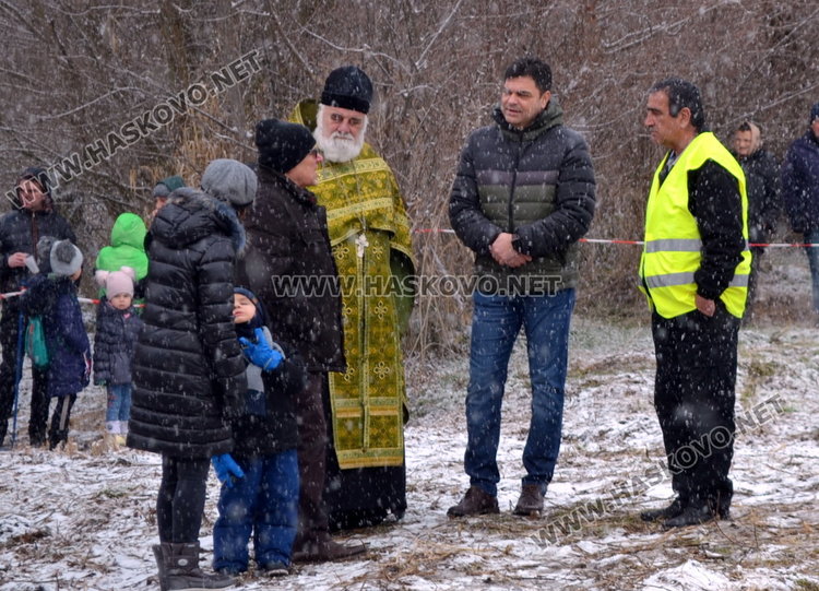За 3-та поредна година Янислав извади кръста на Богоявление в Димитровград