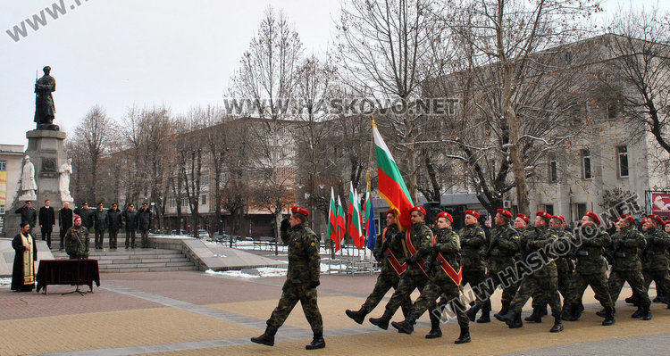 Хасково почете Ботев, осветиха бойните знамена на армията