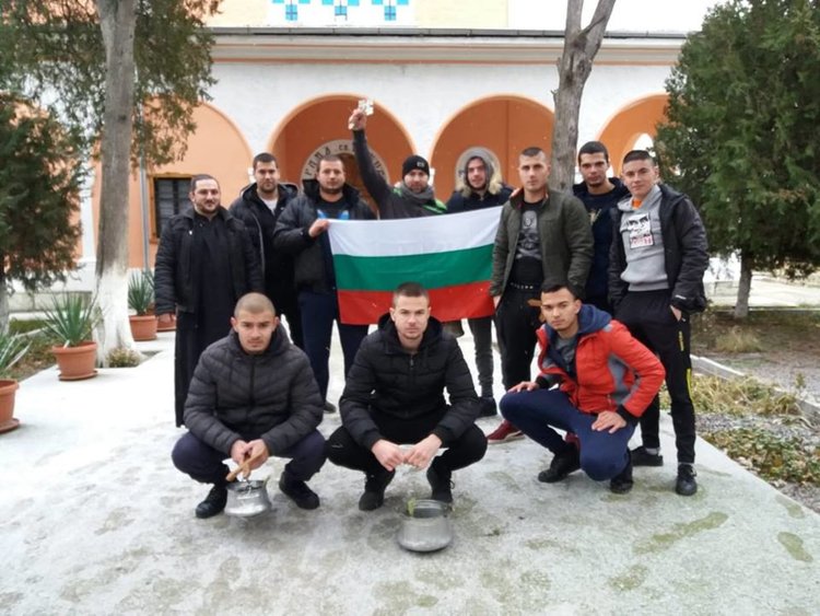 Мъжете се хвърлиха в студа за Богоявленския кръст