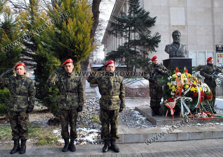 Хасково почете Ботев, осветиха бойните знамена на армията