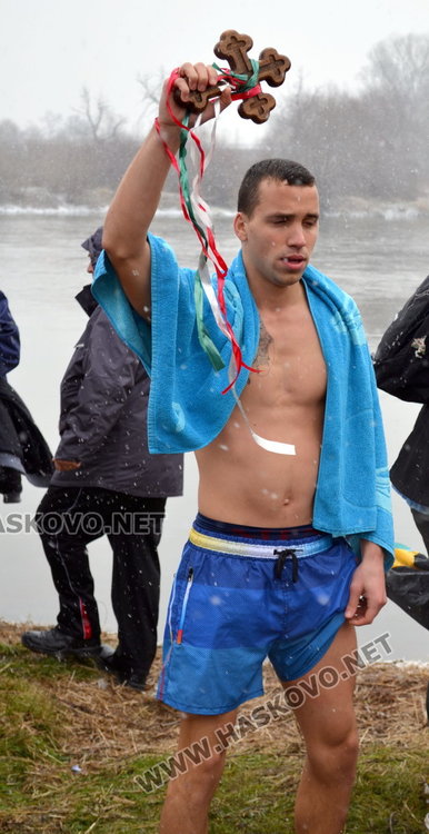 За 3-та поредна година Янислав извади кръста на Богоявление в Димитровград