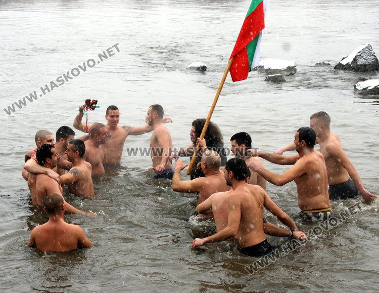За 3-та поредна година Янислав извади кръста на Богоявление в Димитровград