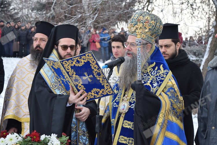 Два кръста на Йордановден в Кърджали, дядо Николай освети знамето на десантчиците
