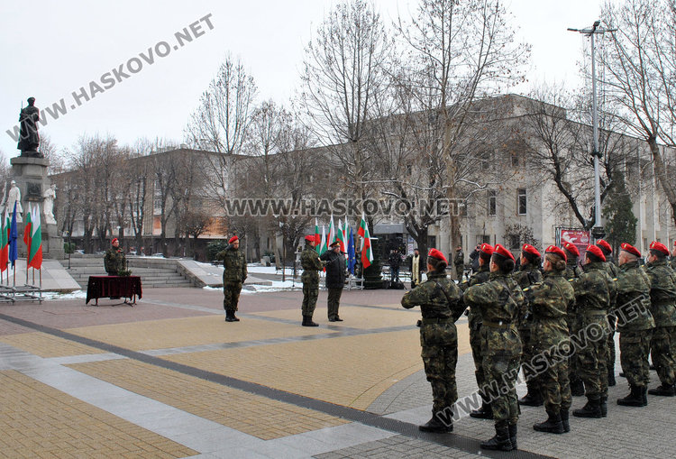 Хасково почете Ботев, осветиха бойните знамена на армията