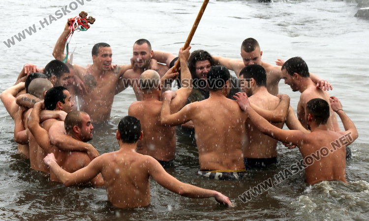 За 3-та поредна година Янислав извади кръста на Богоявление в Димитровград