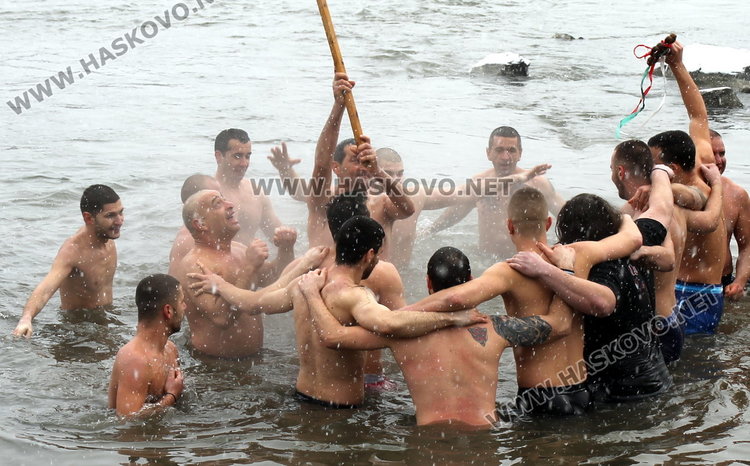 За 3-та поредна година Янислав извади кръста на Богоявление в Димитровград