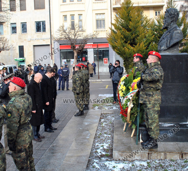 Хасково почете Ботев, осветиха бойните знамена на армията