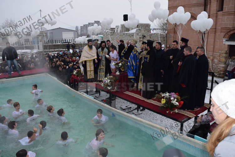 Два кръста на Йордановден в Кърджали, дядо Николай освети знамето на десантчиците