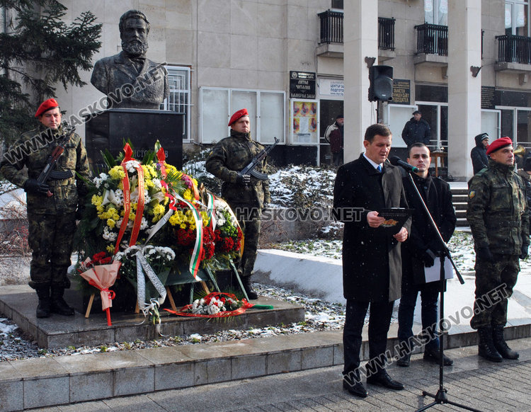 Хасково почете Ботев, осветиха бойните знамена на армията
