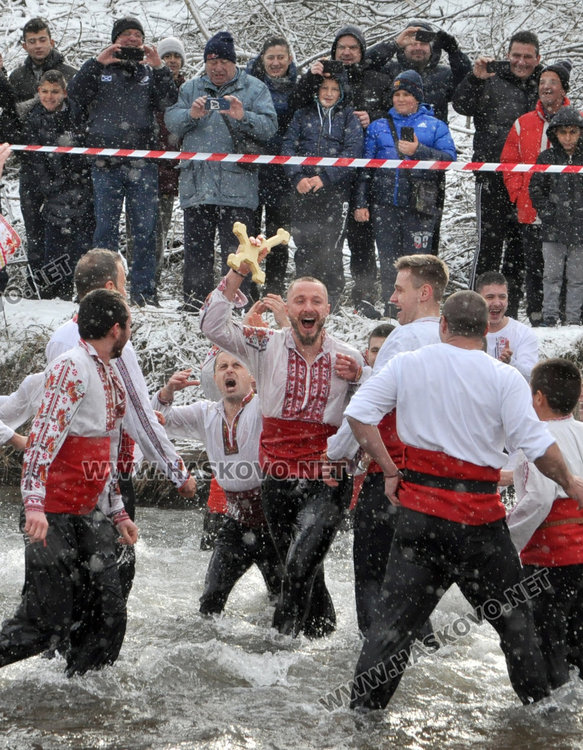 Мъжко хоро на Богоявление в  Харманли, 9-годишен скача в ледената вода за кръста