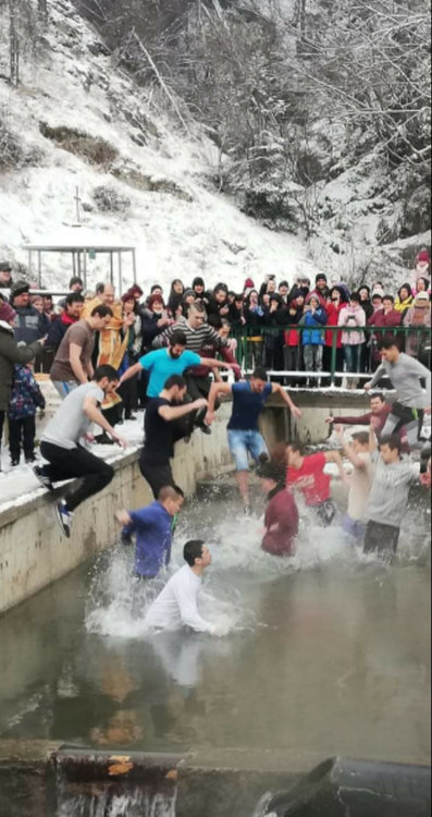 Студът не спря смолянчани, на няколко места в града младите мъже се бориха за разпятието