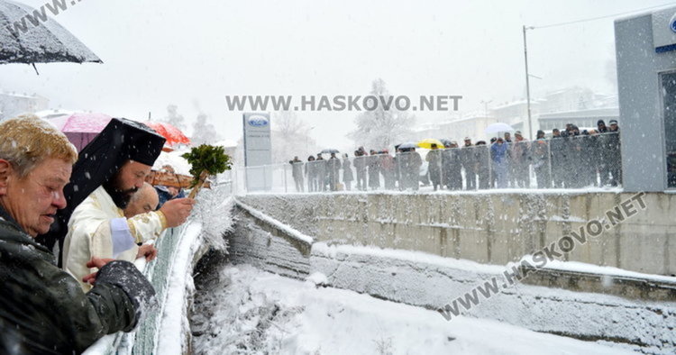 Хвърлят Богоявленския кръст на две места в Смолян