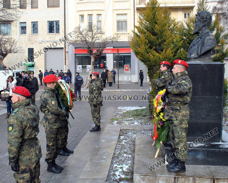 Хасково почете Ботев, осветиха бойните знамена на армията