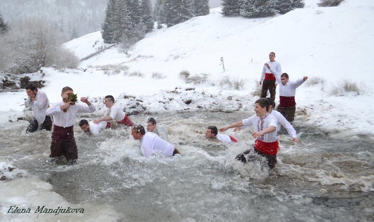 Младежите от Момчиловци почетоха Богоявление и се хвърлиха за кръста
