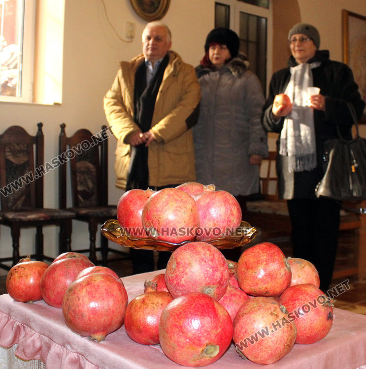 Арменците в Хасково празнуват Рождество без поп, със светена вода от миналата година