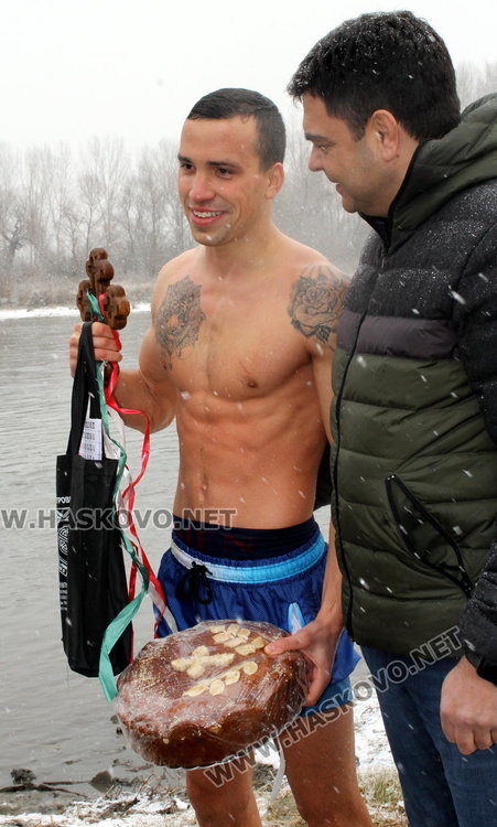 За 3-та поредна година Янислав извади кръста на Богоявление в Димитровград