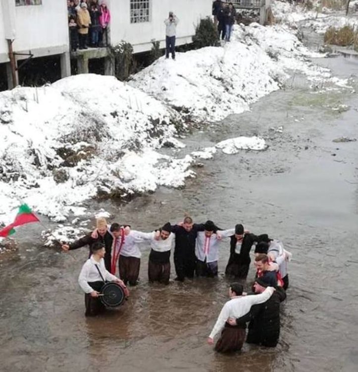 По примера на калоферци и искренци влязоха в реката с хоро