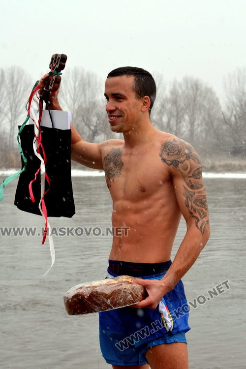 За 3-та поредна година Янислав извади кръста на Богоявление в Димитровград