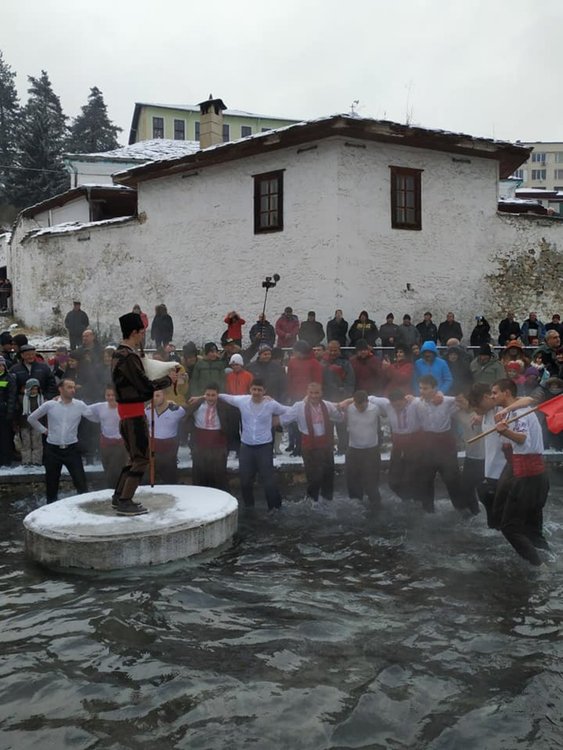 Студът не спря смолянчани, на няколко места в града младите мъже се бориха за разпятието