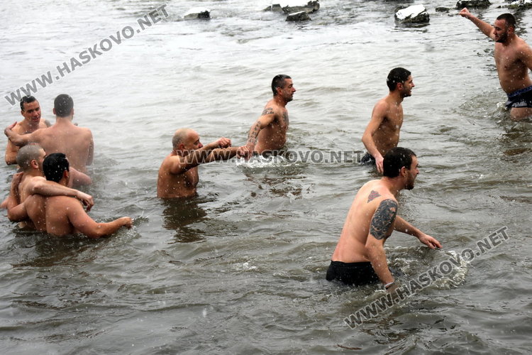 За 3-та поредна година Янислав извади кръста на Богоявление в Димитровград