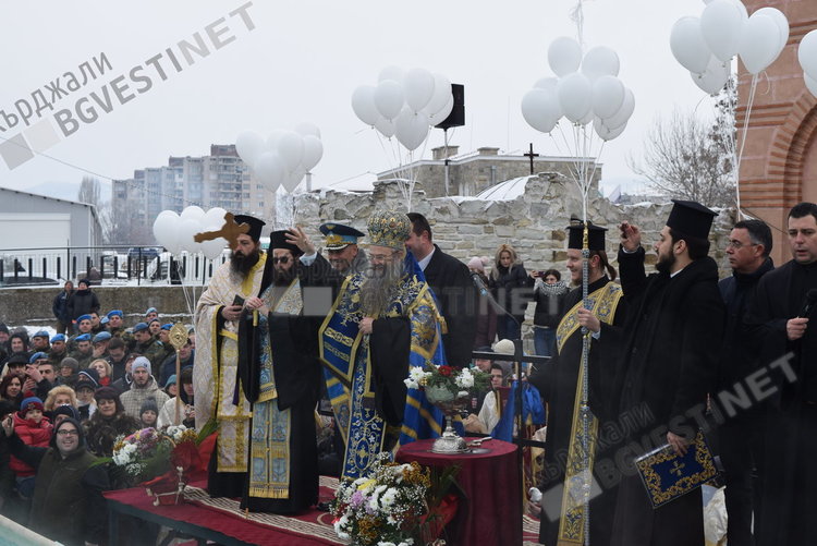 Два кръста на Йордановден в Кърджали, дядо Николай освети знамето на десантчиците