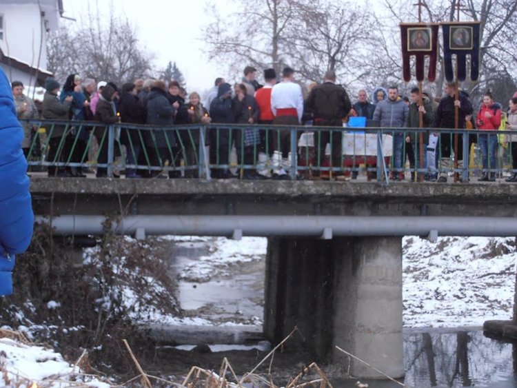 По примера на калоферци и искренци влязоха в реката с хоро