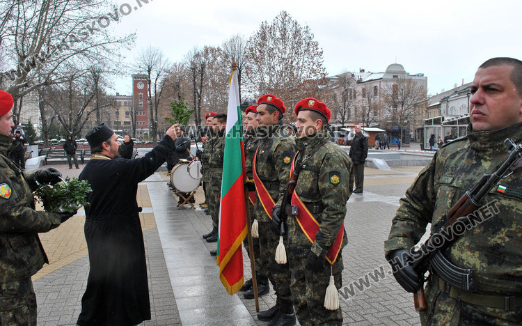 Хасково почете Ботев, осветиха бойните знамена на армията
