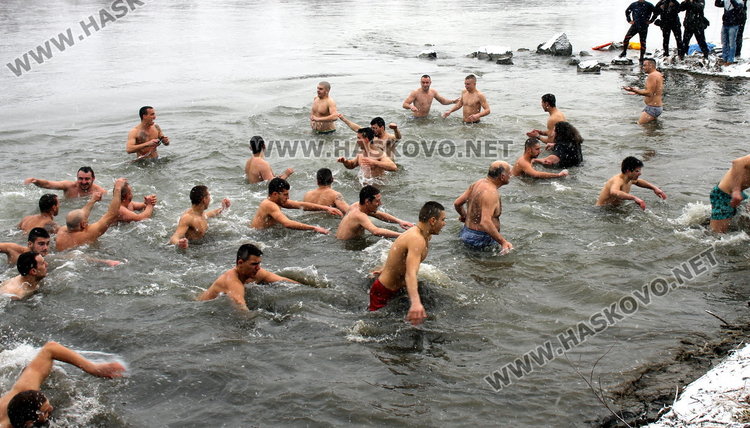 За 3-та поредна година Янислав извади кръста на Богоявление в Димитровград