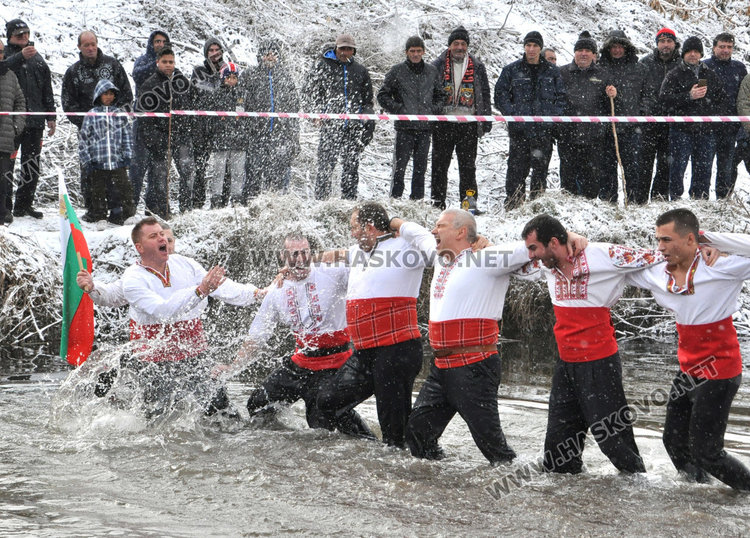 Мъжко хоро на Богоявление в  Харманли, 9-годишен скача в ледената вода за кръста