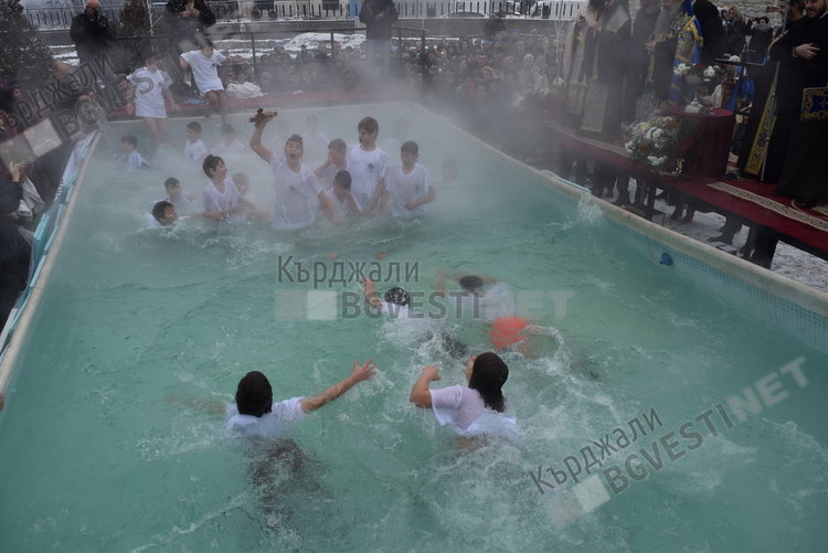 Два кръста на Йордановден в Кърджали, дядо Николай освети знамето на десантчиците