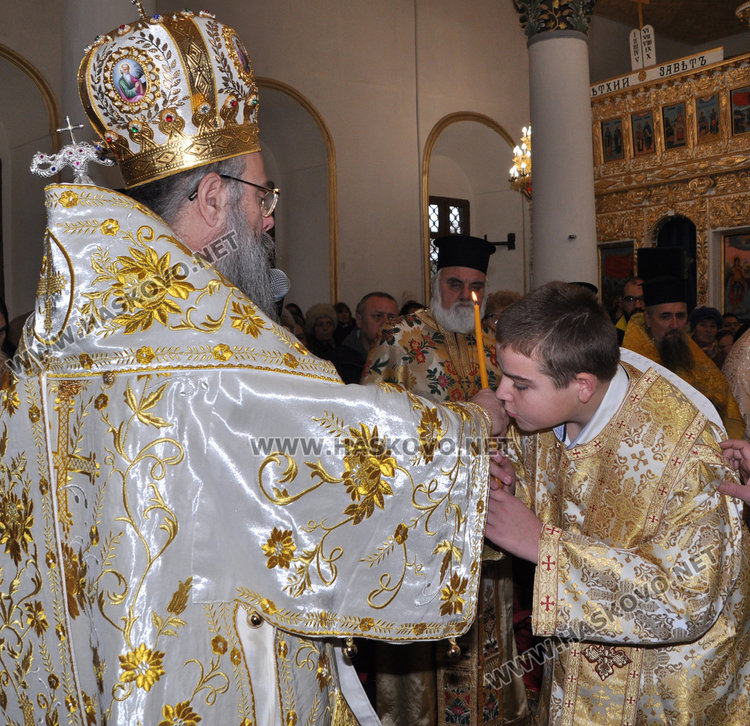 Дядо Николай отслужи Ивановденската литургия в Хасково