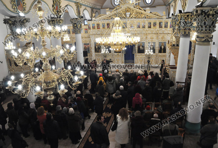 Дядо Николай отслужи Ивановденската литургия в Хасково