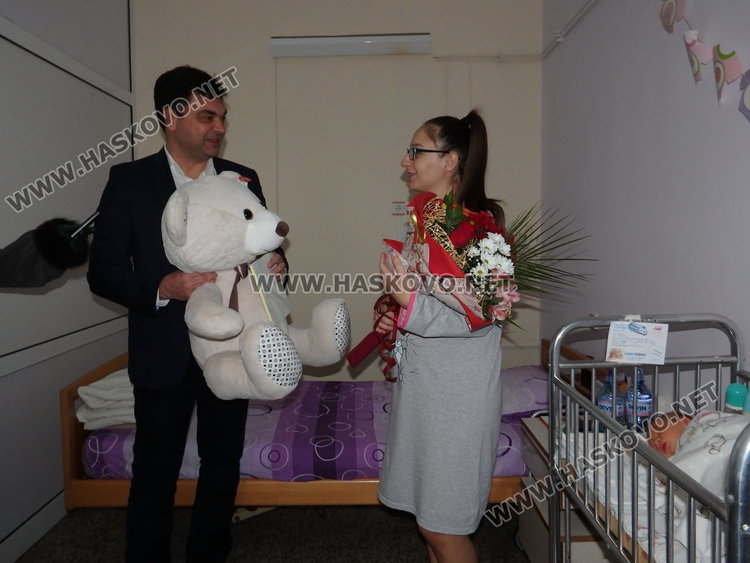 Кметът Иво Димов ориса първото бебе за годината в Димитровград